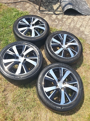 Vier Sommerreifen mit originalen Peugeot-Alufelgen