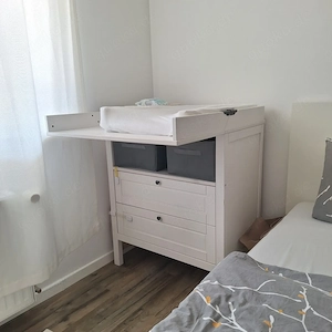 Wickeltisch von Ikea mit kissen und Wickelvorlage