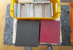 6 Alben u.eine Kiste voller Bilder u. Postkarten 