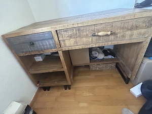 Toller Schreibtisch aus Massivholz
