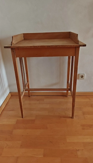 Anrichte  aus hellem Weichholz mit charmanten Spuren