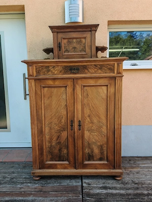 Antiker Holzschrank mit Aufsatz und schöner Maserung