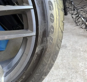 Ich verkaufe einige Reifen und Felgen, die von meinem Mercedes stammen.