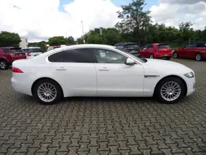 Jaguar XF 2.0 Diesel+Pure Automatik+Standheizung+Kamera 360 Grad+Klimatronic+Navigation+Sitzheizung+