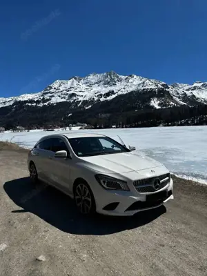 Mercedes-Benz CLA 200 Xenon-8fach Alufelgen-Selbstparkend-Teilleder