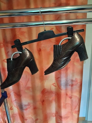 12 Schuh und Stiefeln zu verkaufen.