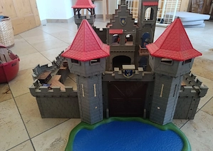 große Playmobil Ritterburg mit vielen Figuren und Zubehör 
