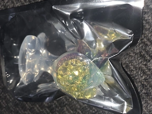 Glitzernder Analplug und Peniskäfig