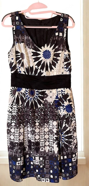 S.Oliver Damenkleid Gr. M   Knielang mit modernem Muster