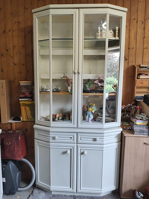 Schöner Vitrinen Schrank mit passender Kommode zu verkaufen 