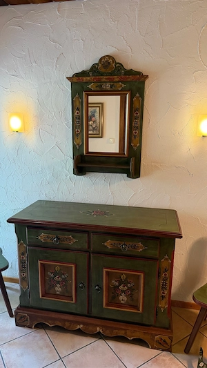 Voglauer Anno 1800 Kommode mit Spiegel,2xstühlen,stitzhocker....