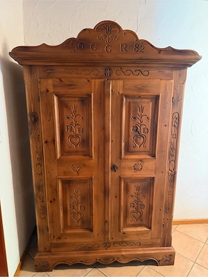 Voglauer Kleiderschrank Anno 1600 aus Massivholz
