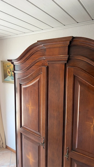 Antiker Dielenschrank Nussbaum mit Intarsien