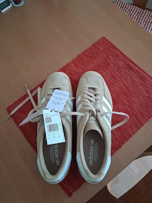 Sneaker in beige 