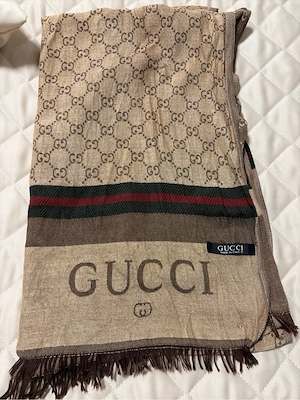 Eleganter Gucci Schal mit GG Muster und Streifen