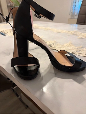 Elegante schwarze High Heels mit Knöchelriemen