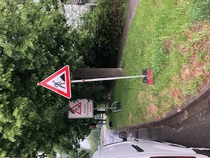 Zeuge Gesucht am 23.04.26 in Durlach-Aue Ostmarktstr. Straßenschild auf Auto gefallen