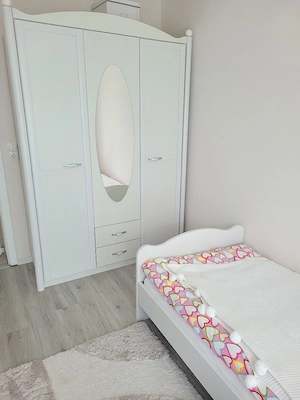 Schrank und Bett für Mädchen 