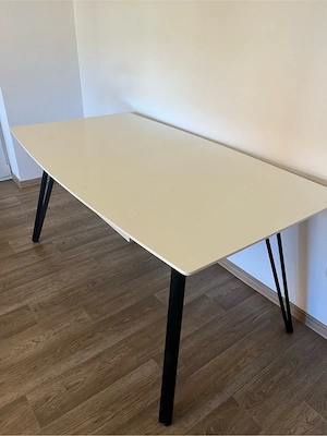 ausziehbarer Esstisch zu verkaufen.