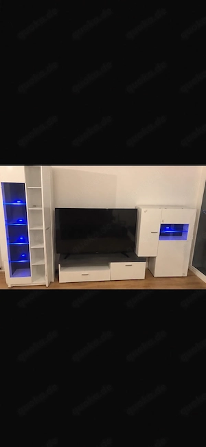 Hochglanz-Wohnwand   TV-Wand in Weiß-Schwarz Betonoptik