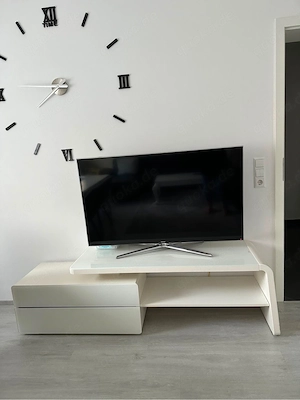 Fernseher & Fernsehkommode abzugeben