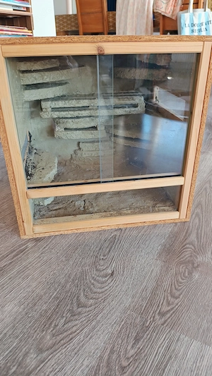 Gebrauchtes Terrarium aus Holz 