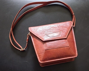 Leder Schultertasche, kastanienbraun mit schwarz, 21 cm breit  22 cm hoch, 