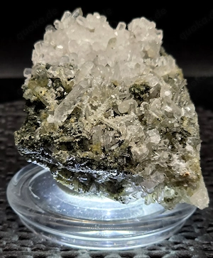 Mineralien: Bergkristall - Stufe klar, mit dunkelgrüner Chlorid Matrix !!!
