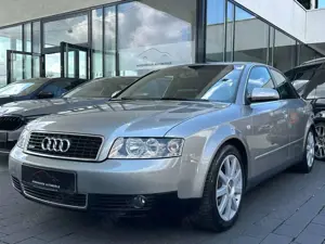 Audi A4 Lim. 2.5 TDI quattro 6-Gang S line Sportpaket