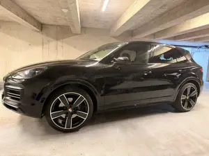 Porsche Cayenne Cayenne E-Hybrid Platinum Edition / 8-fach bereift (22  21 Zoll)