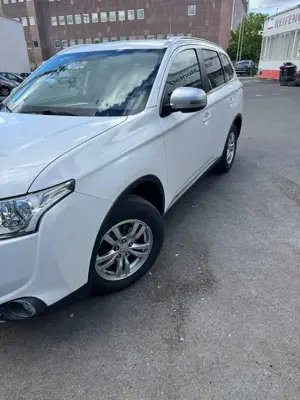 Mitsubishi Outlander 2.2 DI-D 4WD Aut. Top Bild 2