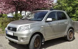 Daihatsu Terios Terios 2WD Top LPG, Flüssiggas, 46l Tank, Anhängerkupplung, Klimaanlage, Beule im Ko