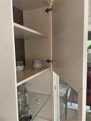 Vitrine Hochglanz Weiß Massivholz mit Beleuchtung von XXXLutz Premium Eigenmarke