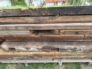 Alte Holzbalken für Raumteiler und Dekoration