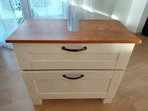 Waschbeckenunterschrank aus Massivholz