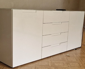 Moderne Hochglanzkomode mit einer glasplatte.