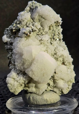 Mineralien: Manganocalcit - UV - mit Chalcopyrit auf Matrix !!!