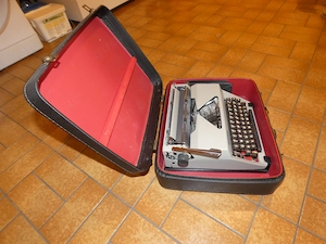 Schreibmaschine mit dazugehörigem Koffer