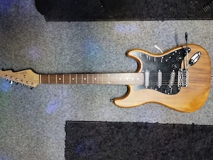 5 Minuten angespielte Vision E-Gitarre