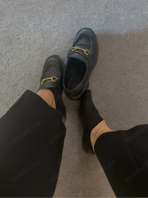 Getragene Business-Socken & Echtleder-Businessschuhe 