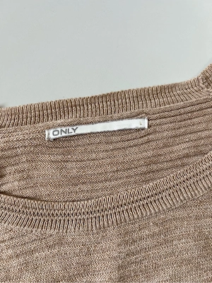 Verkaufe einen Pullover ohne Kragen.