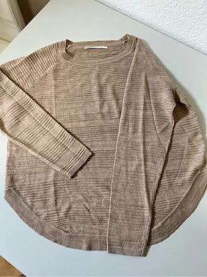 Verkaufe einen Pullover ohne Kragen.