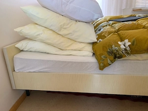Doppelbett incl. 6 Kissen, 2 Spannbettlaken, 2 Zudecken