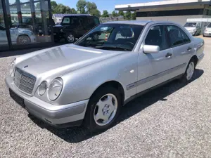 Mercedes-Benz E 200 CLASSIC*AHK*SHD*2.Hand*