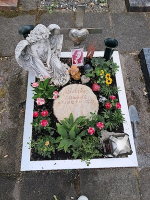 Wer gist meine Blumen am grab