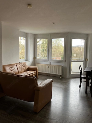 Stilvolle 3-Zimmer Wohnung mit geflekte Innenausstattung mit Balkon, Garage und EBK in Waiblingen Bild 4