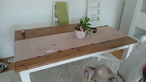 Esstisch mit zwei weißen Holzstühlen 