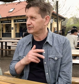 Ein Man sucht eine natürliche Frau