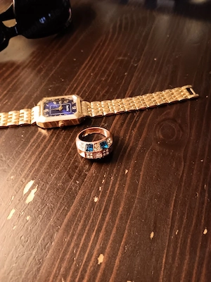 schöne Damen uhr und einen Ring mit steine 