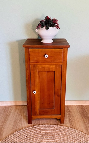 Antiker Nachttisch Beistelltisch   Biedermeier, 1860er, Kirschbaum, massiv, stilvoll